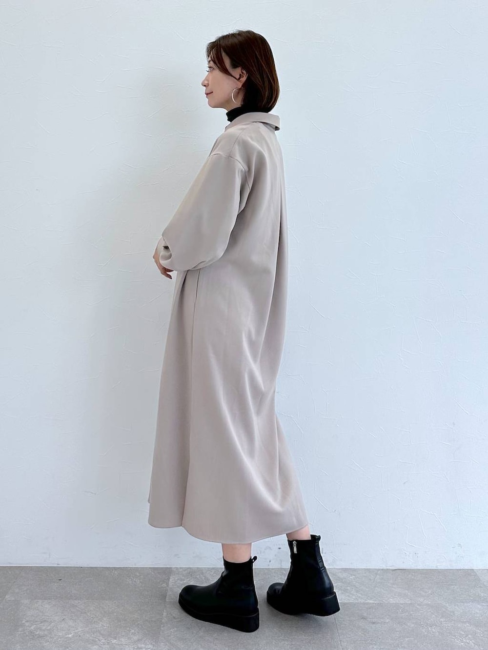 グレー系のTシャツ/カットソー、ブラック系のブーツ、シルバー系のネックレスを着用したレディースの秋コーディネートの3枚目の写真