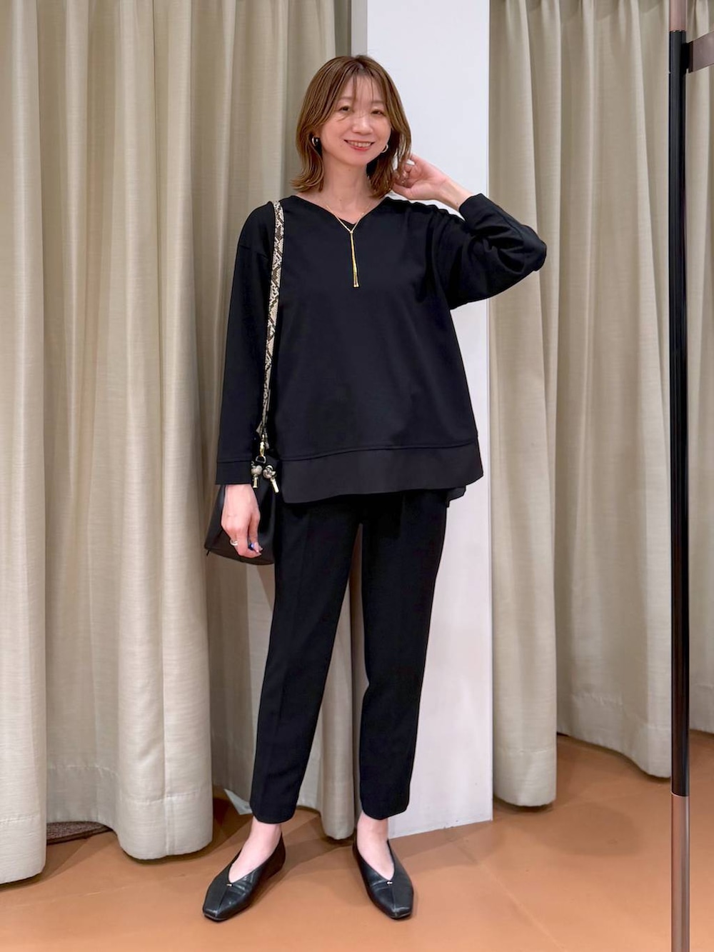 ブラック系のその他パンツ、ブラック系のパンプス、ブラック系のTシャツ/カットソーを着用したレディースの春コーディネートの2枚目の写真