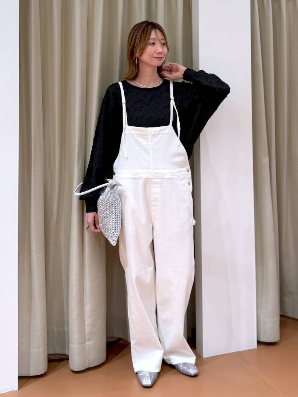 ホワイト系のサロペット/オーバーオール、シルバー系のトートバッグ、ブラック系のシャツ/ブラウスを着用したレディースの春コーディネートの6枚目の写真