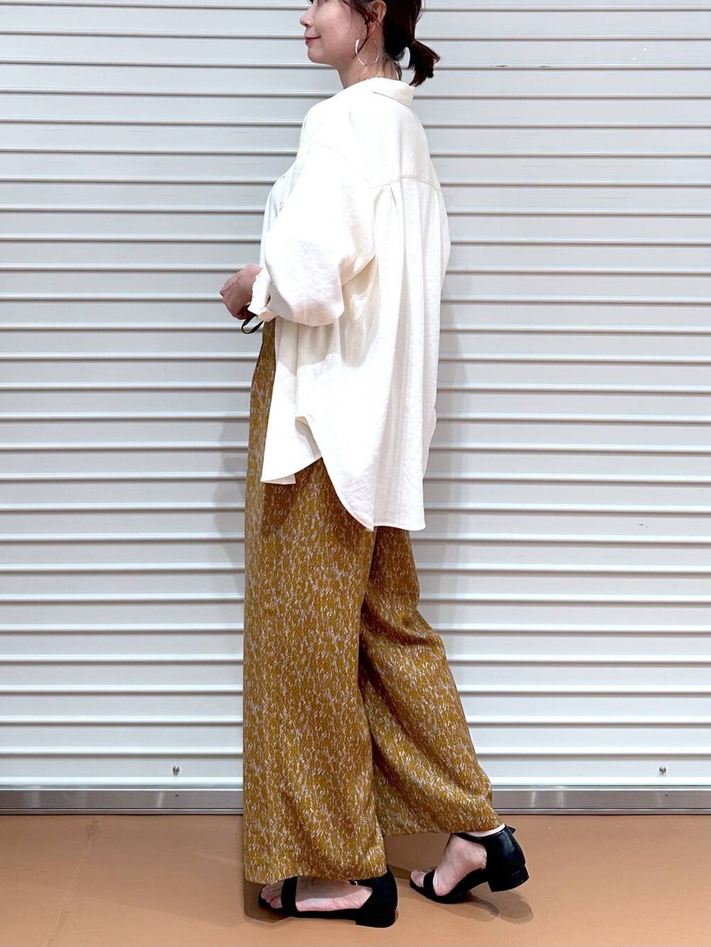 ホワイト系のシャツ/ブラウス、ブラウン系のその他パンツ、ブラック系のサンダルを着用したレディースの夏コーディネートの6枚目の写真