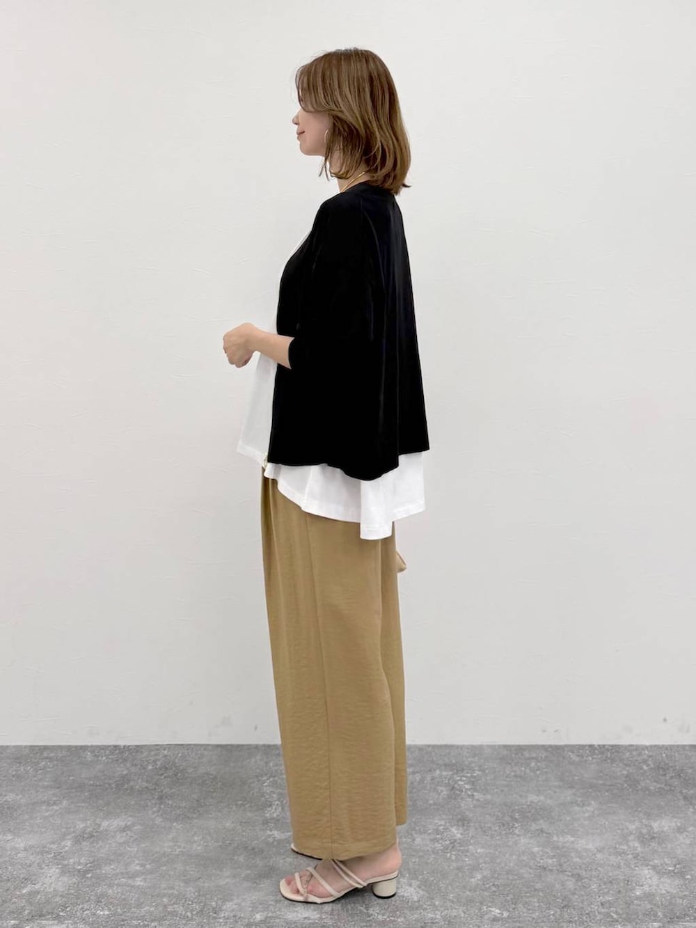 ベージュ系のその他パンツ、ブラック系のカーディガン/ボレロ、ホワイト系のTシャツ/カットソーを着用したレディースの春コーディネートの3枚目の写真