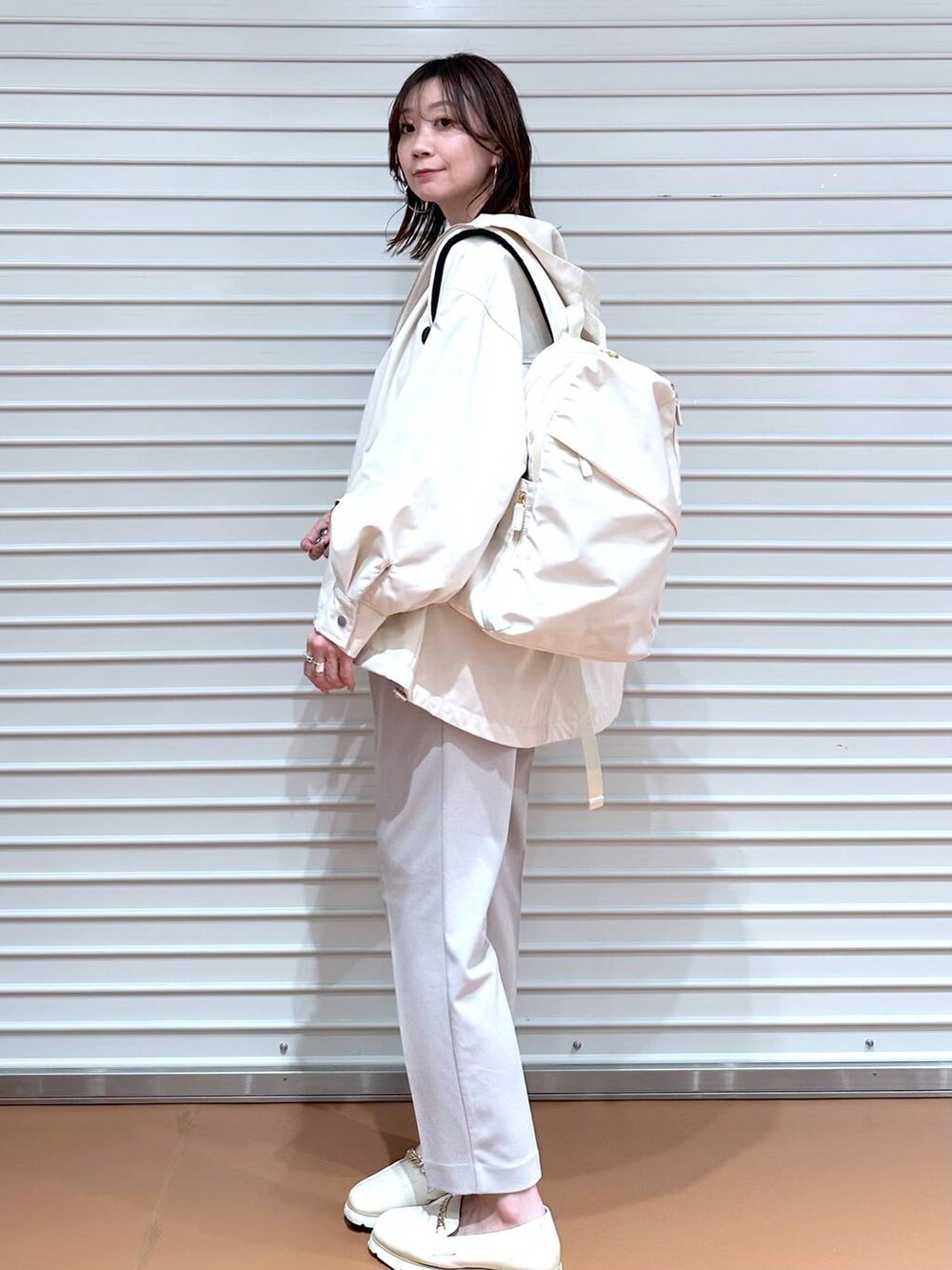 ベージュ系のその他パンツ、ブラック系のその他パンツ、ホワイト系のローファーを着用したレディースの冬コーディネートの3枚目の写真