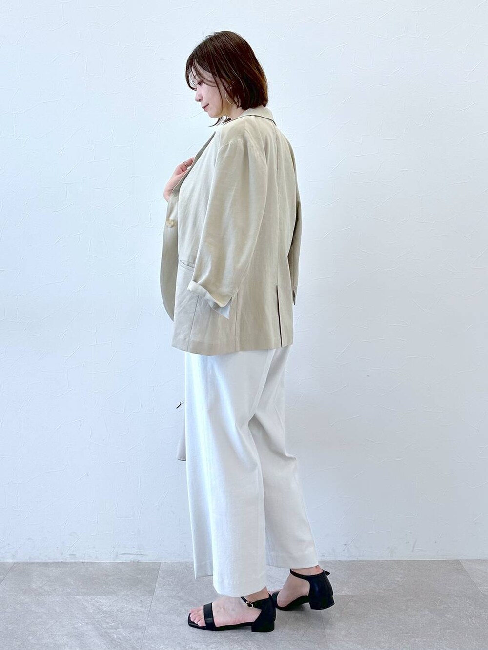 ベージュ系のその他アウター、グレー系のその他パンツ、ブラック系のサンダルを着用したレディースの夏コーディネートの3枚目の写真