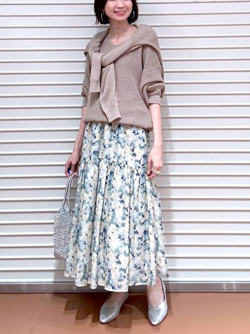 ベージュ系のニット/セーター、シルバー系のパンプス、ベージュ系のカーディガン/ボレロを着用したレディースの春コーディネートの7枚目の写真