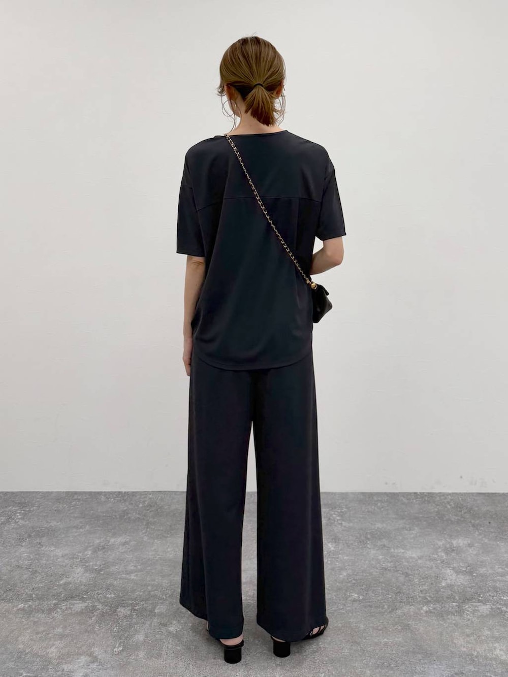 グレー系のその他パンツ、グレー系のシャツ/ブラウスを着用したレディースの春コーディネートの4枚目の写真