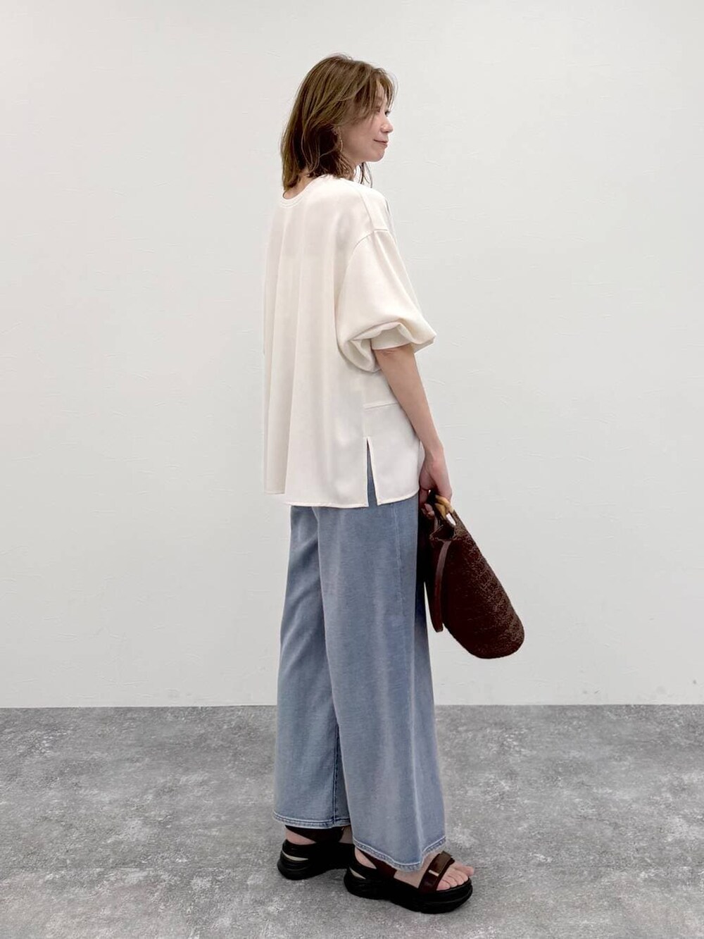 ブルー系のデニムパンツ、ホワイト系のシャツ/ブラウスを着用したレディースの春コーディネートの5枚目の写真