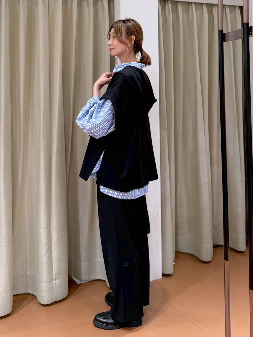 ブラック系のその他パンツ、ブラック系のローファー、ブルー系のシャツ/ブラウスを着用したレディースの春コーディネートの3枚目の写真