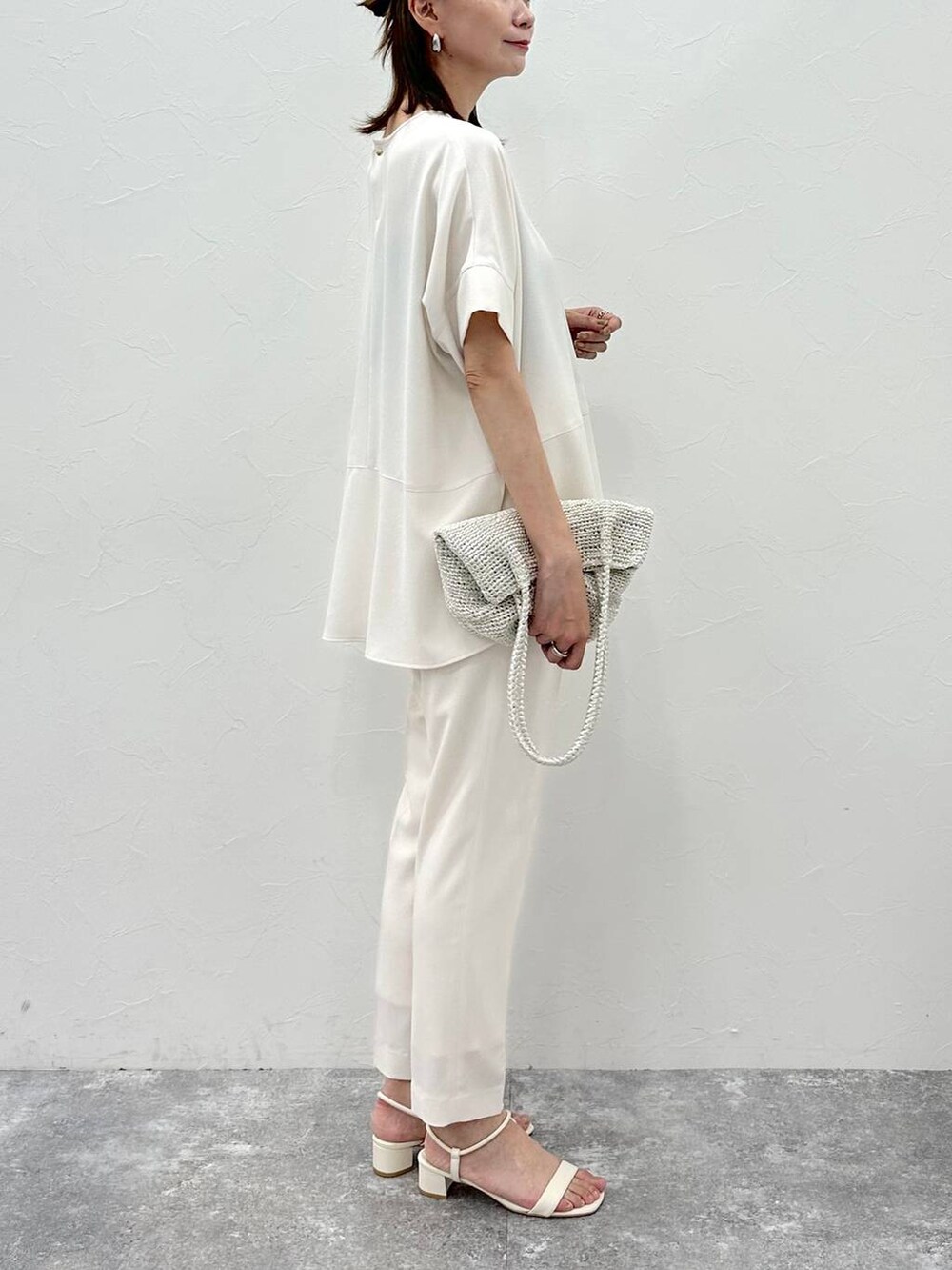ホワイト系のその他パンツ、ホワイト系のシャツ/ブラウス、シルバー系のトートバッグを着用したレディースの夏コーディネートの5枚目の写真