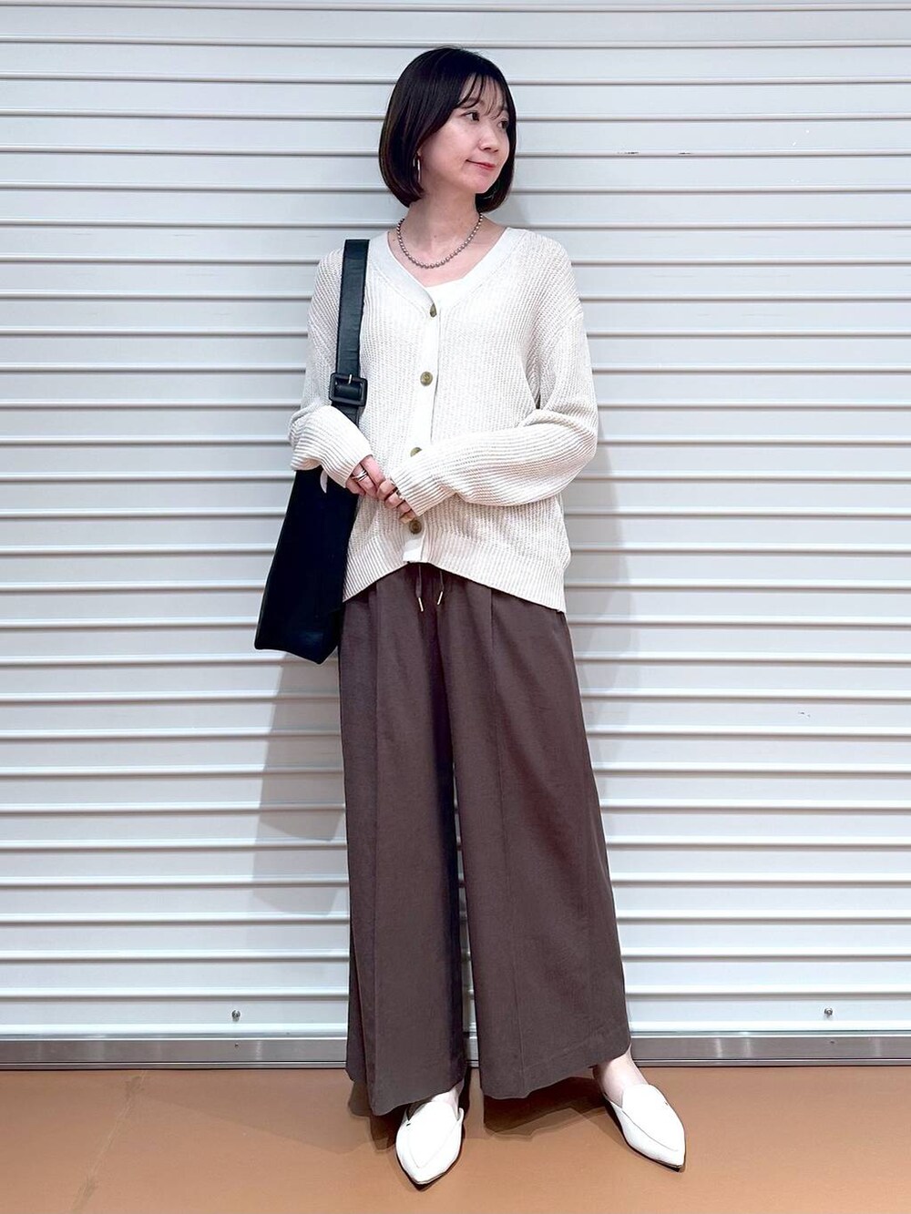 ブラウン系のその他パンツ、ブラウン系のその他パンツ、ブラック系のハンドバッグを着用したレディースの春コーディネートの2枚目の写真