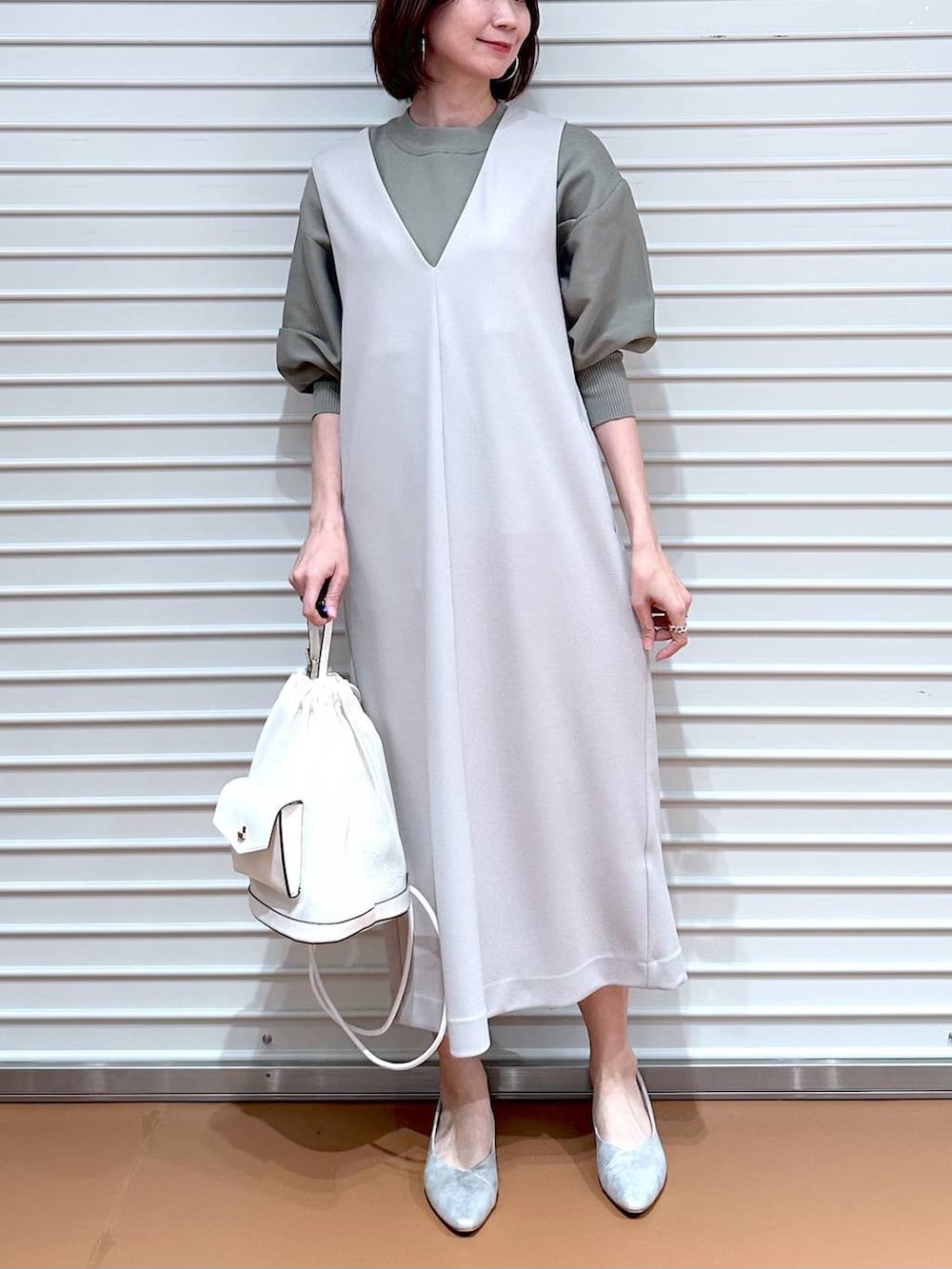ベージュ系のジャンパースカート、ベージュ系のジャンパースカート、シルバー系のパンプスを着用したレディースの夏コーディネートの5枚目の写真