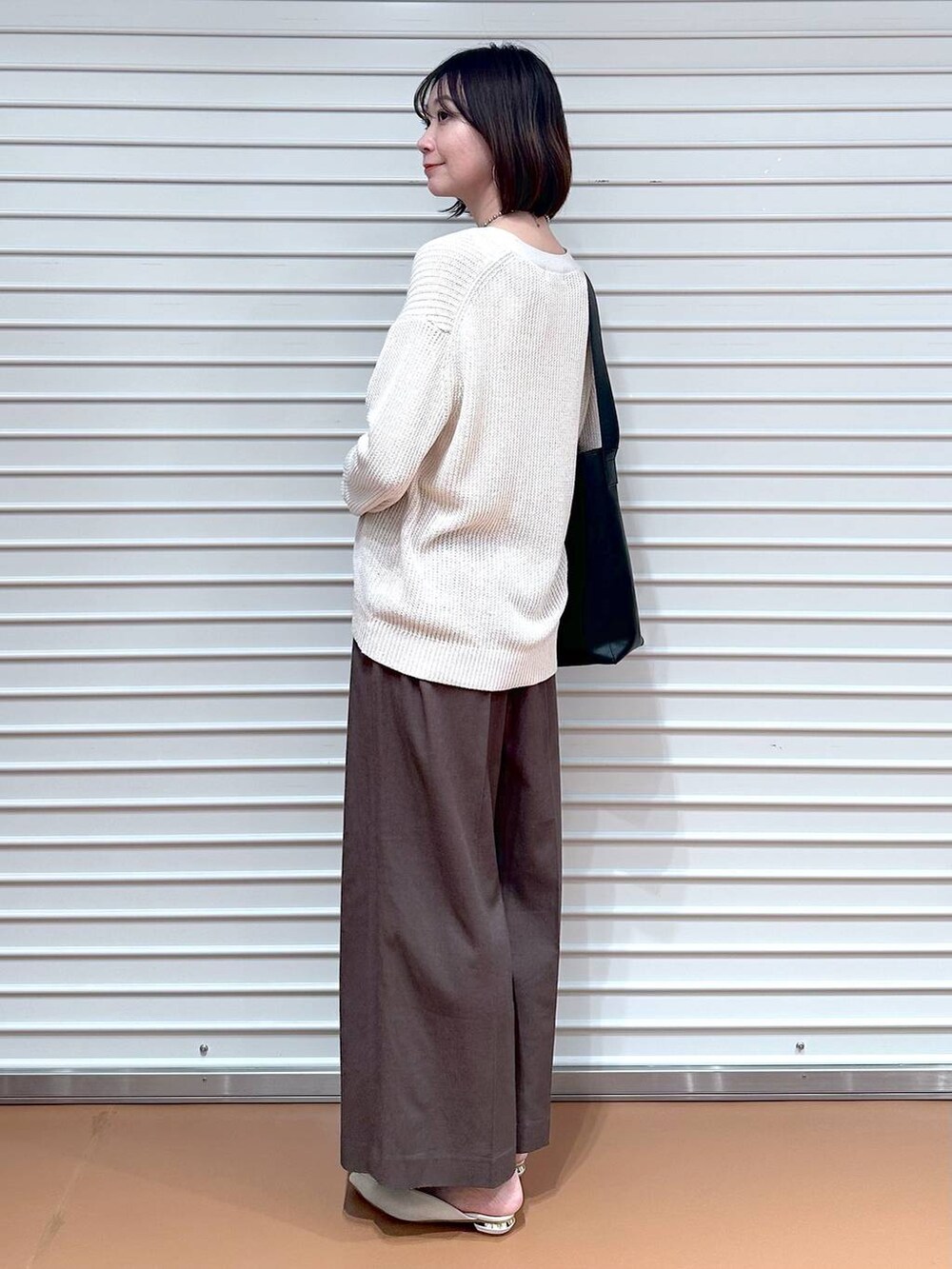 ブラウン系のその他パンツ、ブラウン系のその他パンツ、ブラック系のハンドバッグを着用したレディースの春コーディネートの3枚目の写真