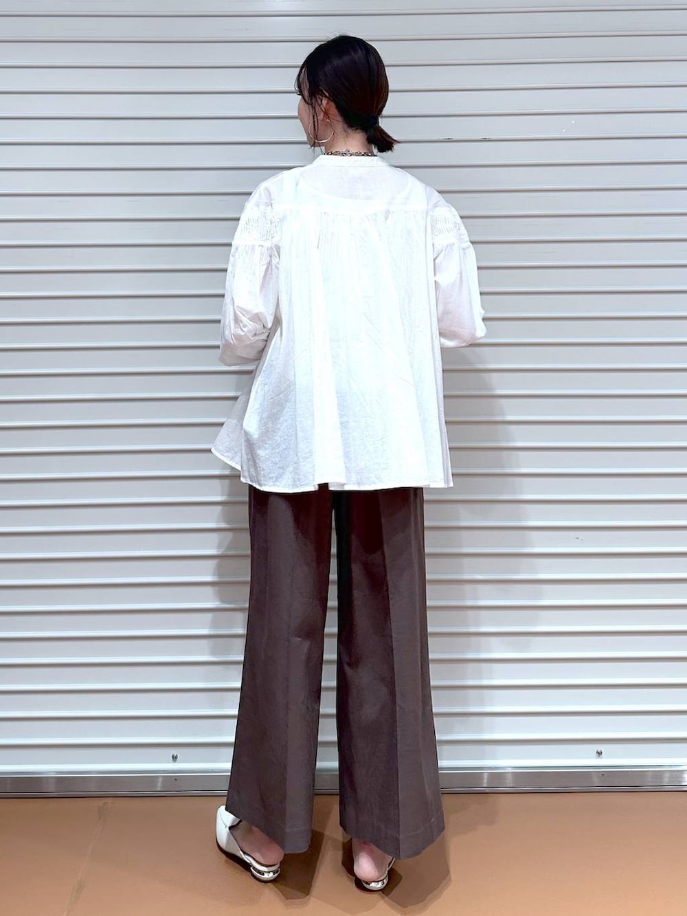 ブラウン系のその他パンツ、ブラウン系のその他パンツ、イエロー系のハンドバッグを着用したレディースの夏コーディネートの4枚目の写真