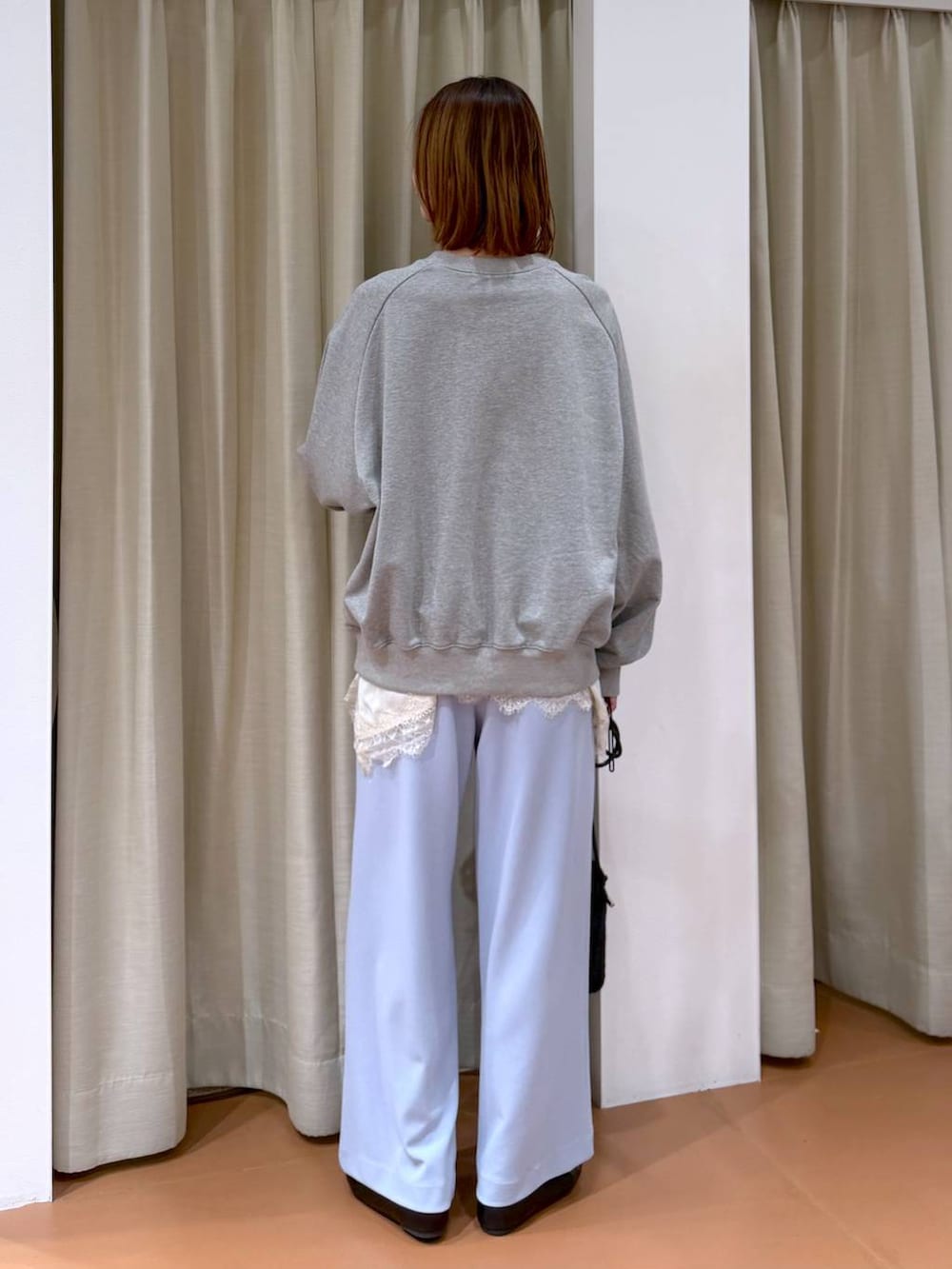 ブルー系のその他パンツ、ブラック系のパンプス、ホワイト系のキャミソールを着用したレディースの冬コーディネートの4枚目の写真