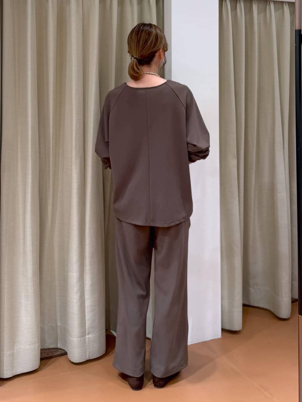 ブラウン系のその他パンツ、ブラウン系のパンプス、ブラック系のタンクトップを着用したレディースの春コーディネートの4枚目の写真