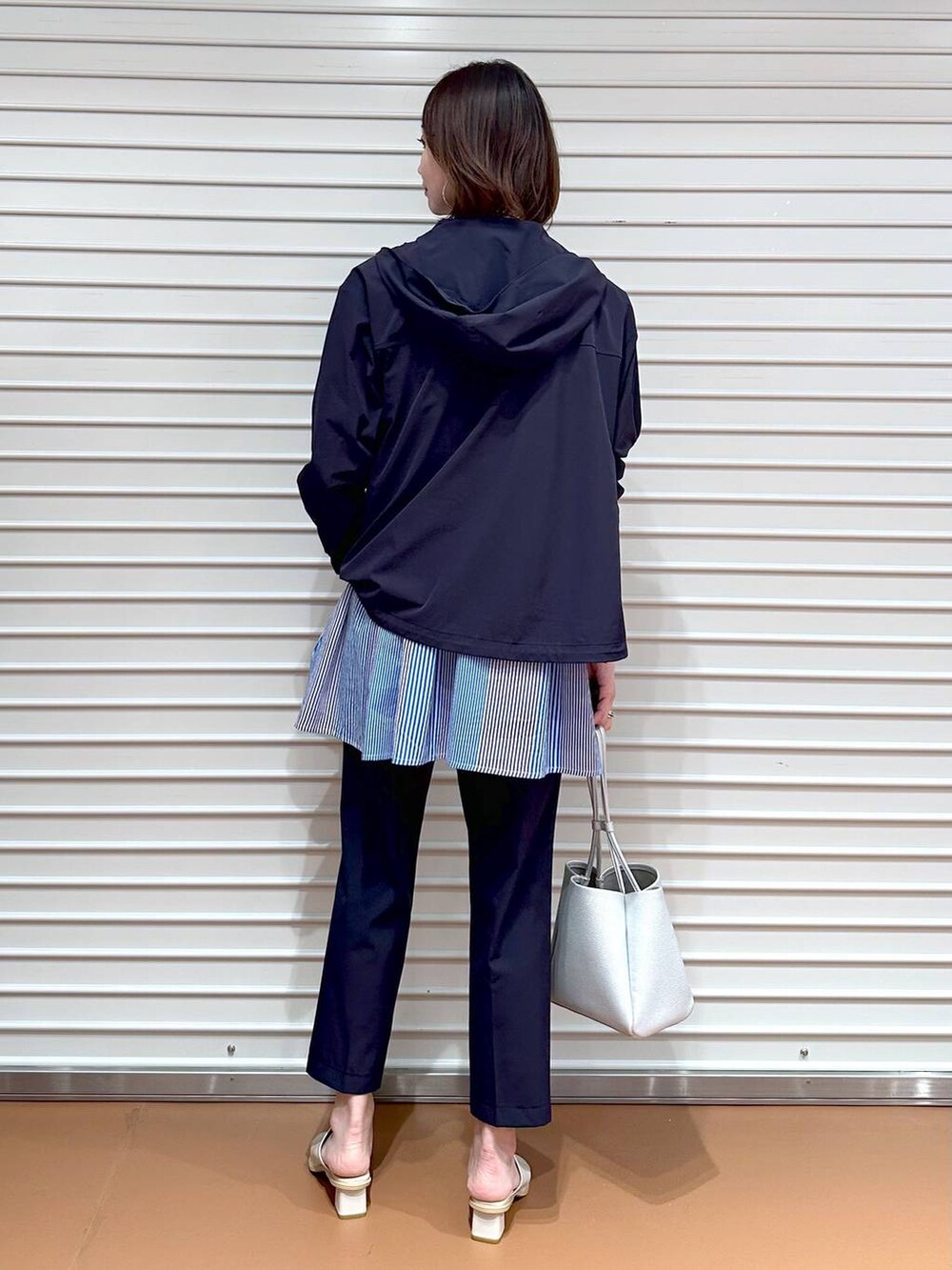 ブルー系のシャツ/ブラウス、ホワイト系のサンダル、ブラック系のその他パンツを着用したレディースの夏コーディネートの4枚目の写真