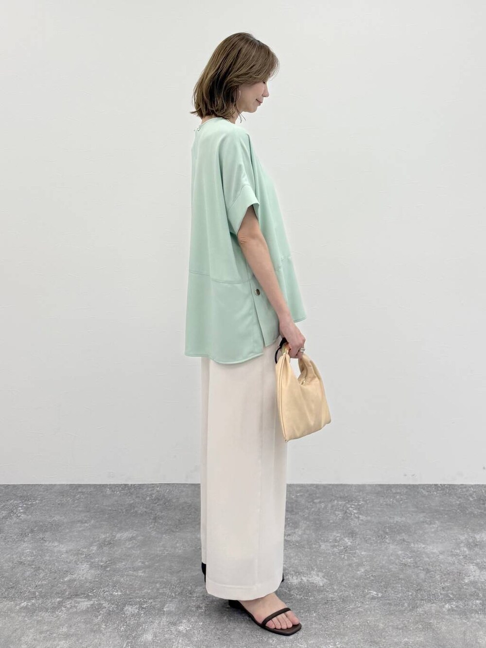 ホワイト系のその他パンツ、グリーン系のTシャツ/カットソー、ゴールド系のネックレスを着用したレディースの春コーディネートの5枚目の写真