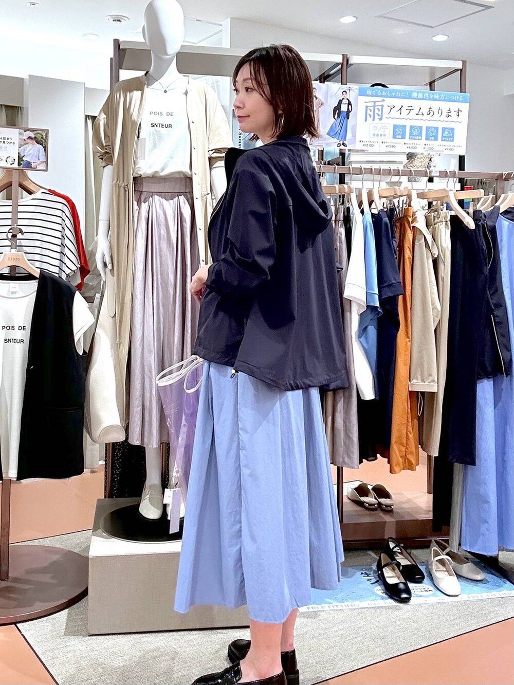 ホワイト系のTシャツ/カットソー、ブルー系のマウンテンパーカー、シルバー系のネックレスを着用したレディースの夏コーディネートの3枚目の写真