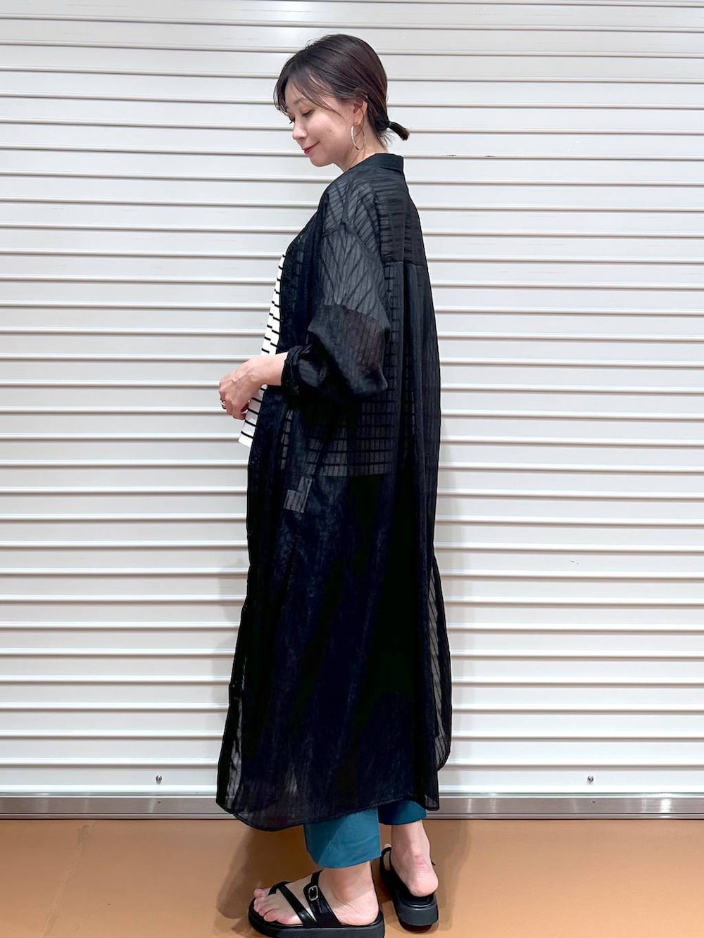 グリーン系のその他パンツ、ブラック系のサンダル、ブラック系のTシャツ/カットソーを着用したレディースの夏コーディネートの3枚目の写真