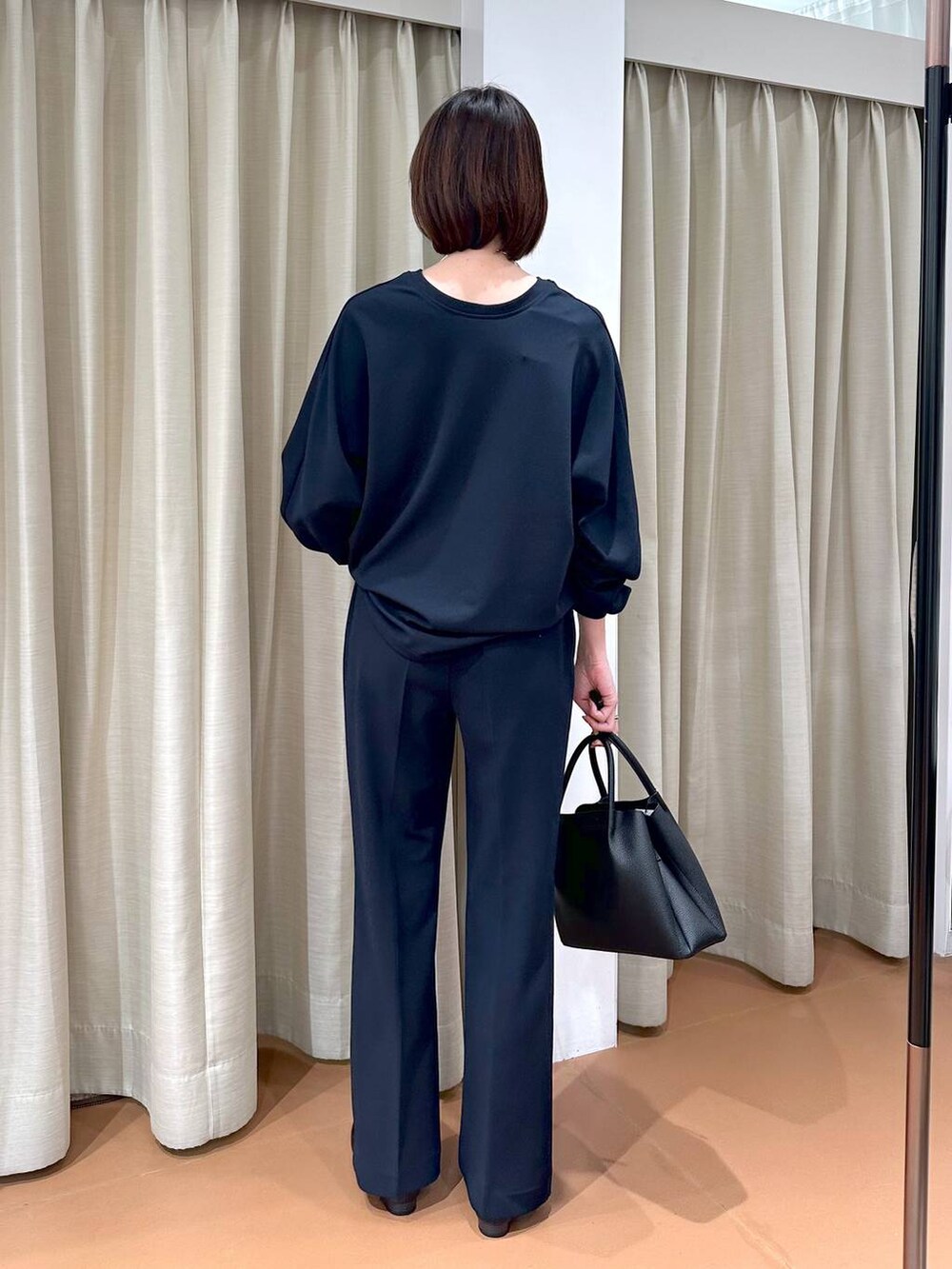 「高見え、フェミニン、きれいめ、Elura、休日コーデ、春コーデ、高身長、体型カバー、ゆったり、着痩せ・細見え、Over40スタッフ、大人カジュアル、セットアップ、ブラウス」｜「Eluraのビットローファー／242050（ローファー、ブラック系）」を使った、nami(Elura/ヤエチカ）さん（レディース・169cm）の冬コーディネートの4枚目の写真