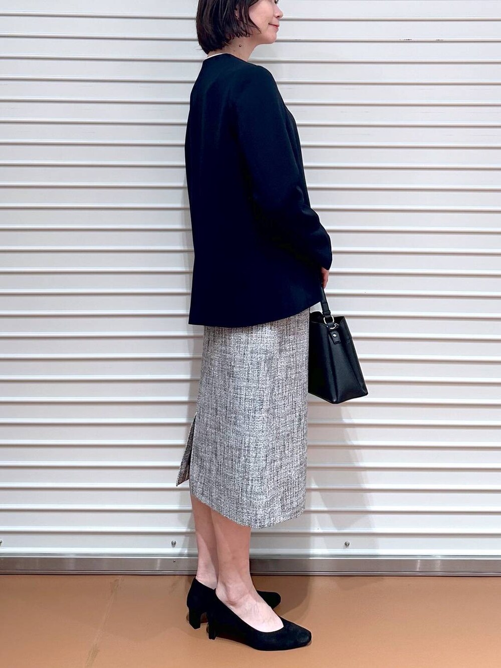 ホワイト系のシャツ/ブラウス、ホワイト系のスカート、ブルー系のノーカラージャケットを着用したレディースの春コーディネートの6枚目の写真