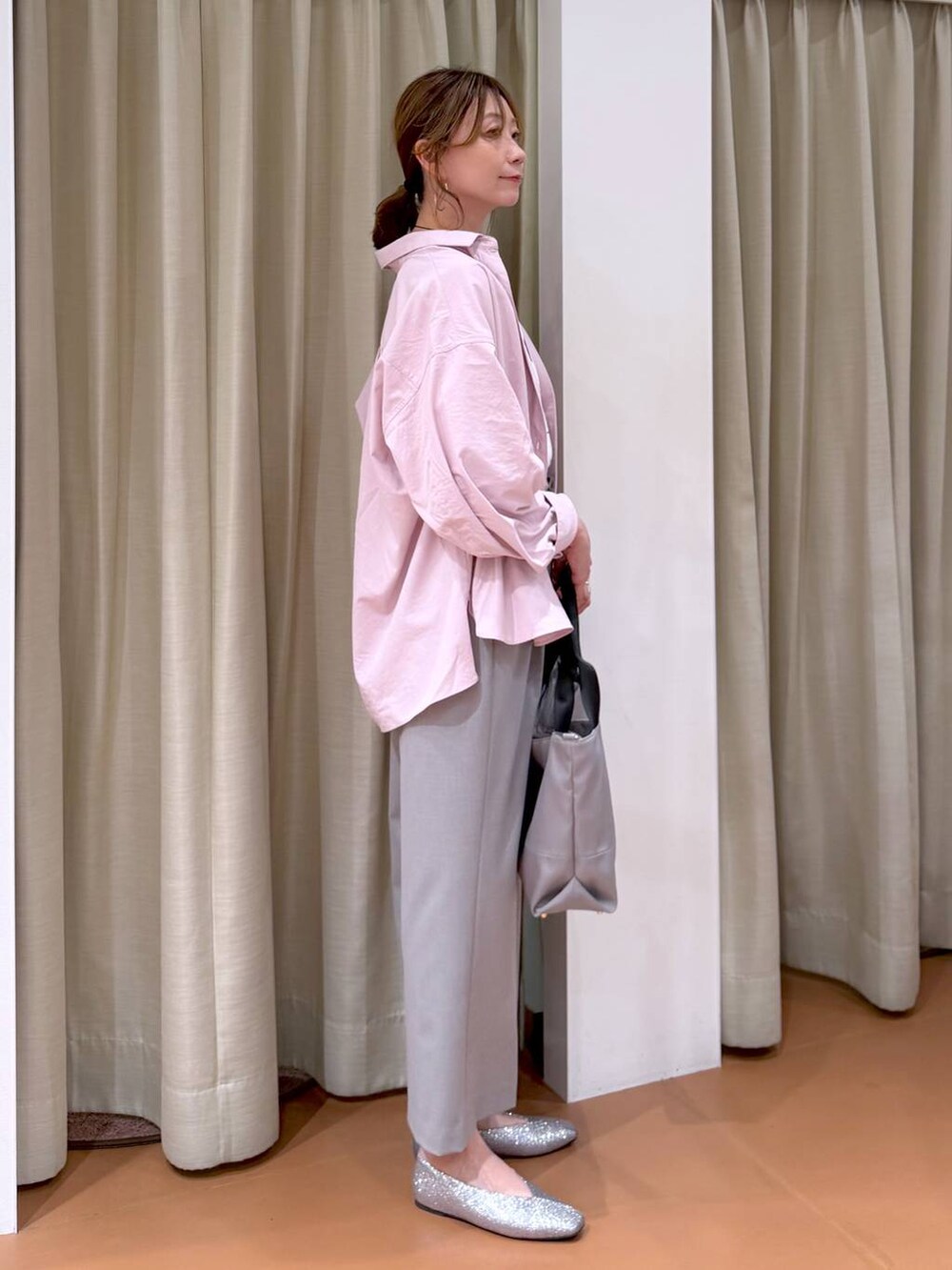 グレー系のトートバッグ、ホワイト系のTシャツ/カットソー、グレー系のその他パンツを着用したレディースの春コーディネートの5枚目の写真