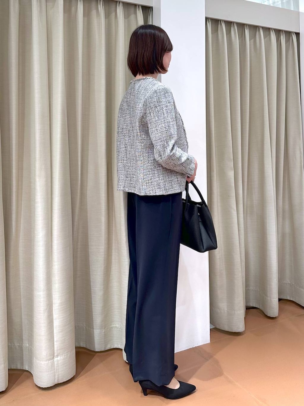 ブラック系のその他アウター、ブルー系のその他パンツ、ブラック系のパンプスを着用したレディースの冬コーディネートの5枚目の写真