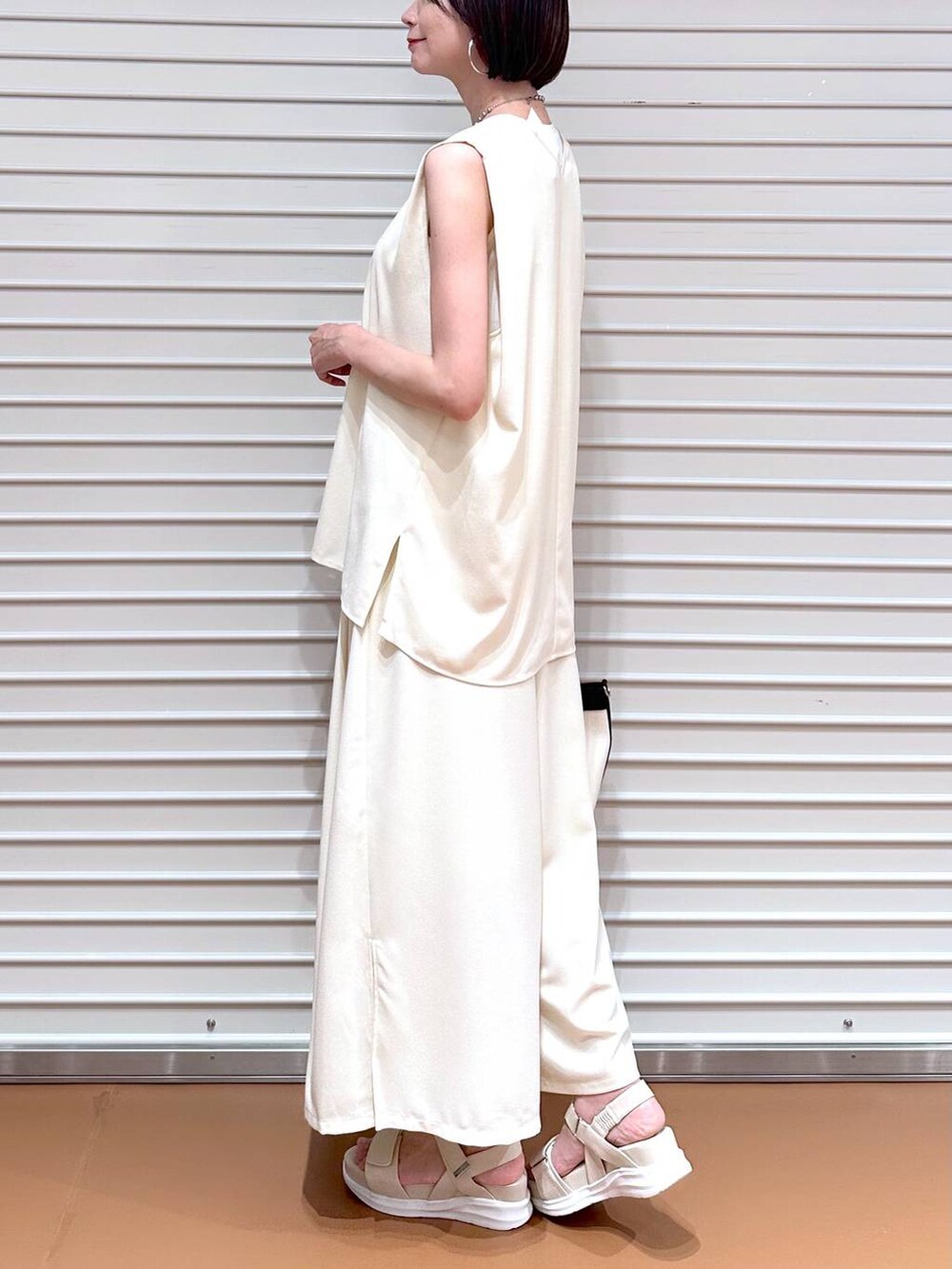 ホワイト系のシャツ/ブラウス、ホワイト系のサンダル、ホワイト系のその他パンツを着用したレディースの夏コーディネートの6枚目の写真