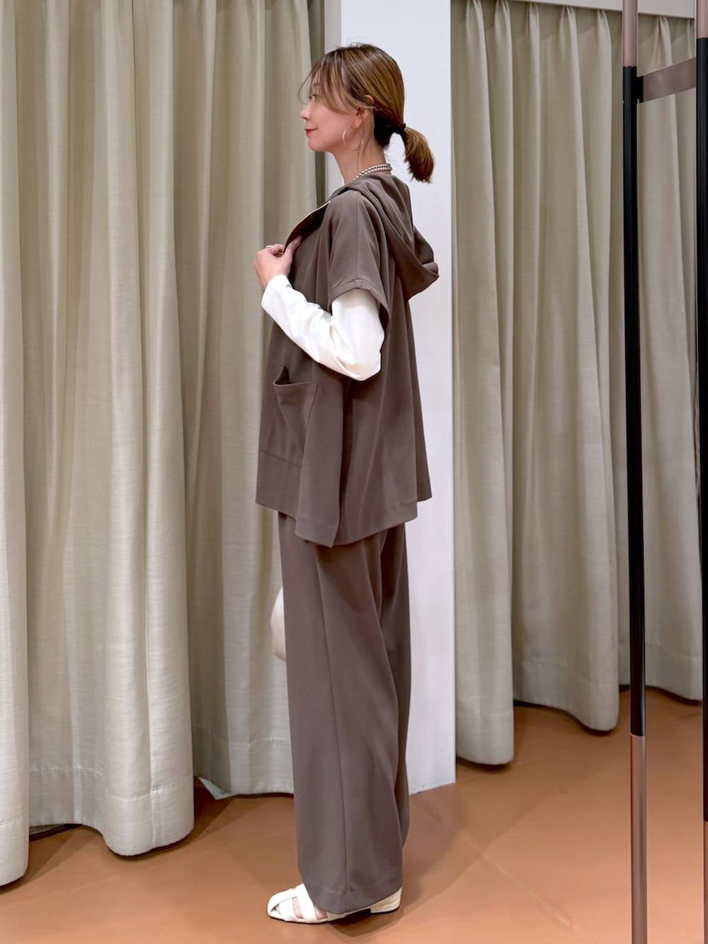 ブラウン系のその他パンツ、ホワイト系のパンプス、ホワイト系のTシャツ/カットソーを着用したレディースの春コーディネートの3枚目の写真