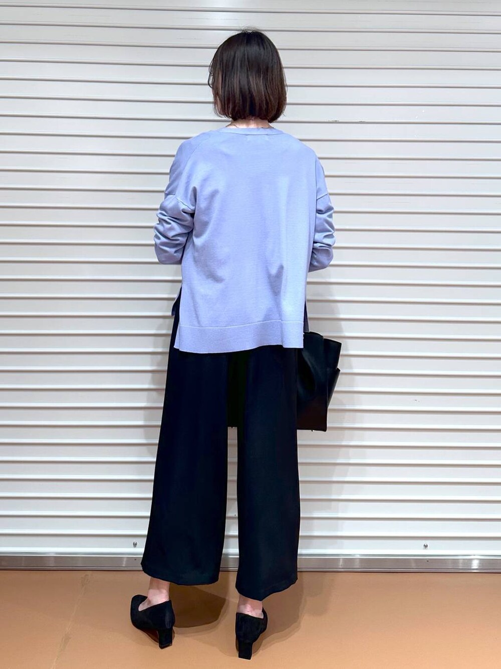 ブラック系のトートバッグ、ブルー系のその他パンツ、ブルー系のその他パンツを着用したレディースの春コーディネートの4枚目の写真