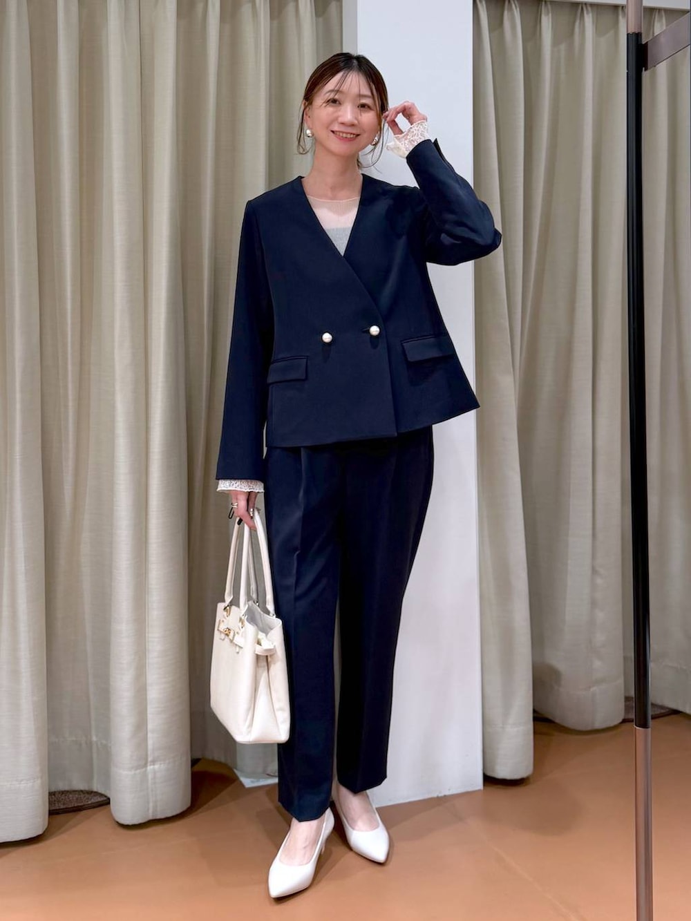 ホワイト系のパンプス、ホワイト系のTシャツ/カットソー、ブルー系のノーカラージャケットを着用したレディースの冬コーディネートの6枚目の写真