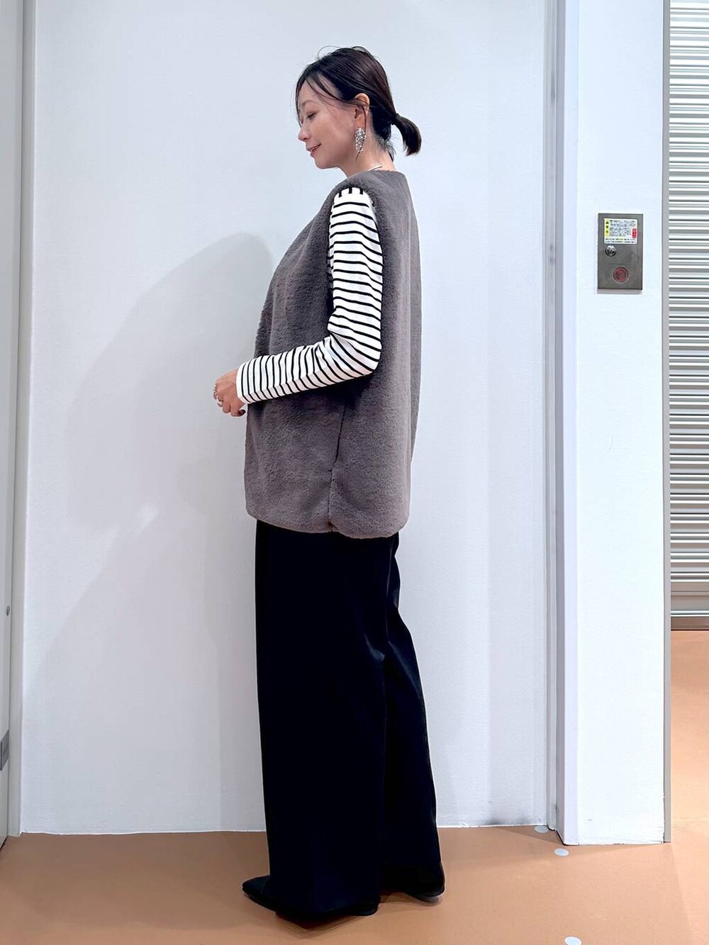 ブラック系のニット/セーター、ブラック系のパンプス、ブラック系のその他パンツを着用したレディースの秋コーディネートの3枚目の写真