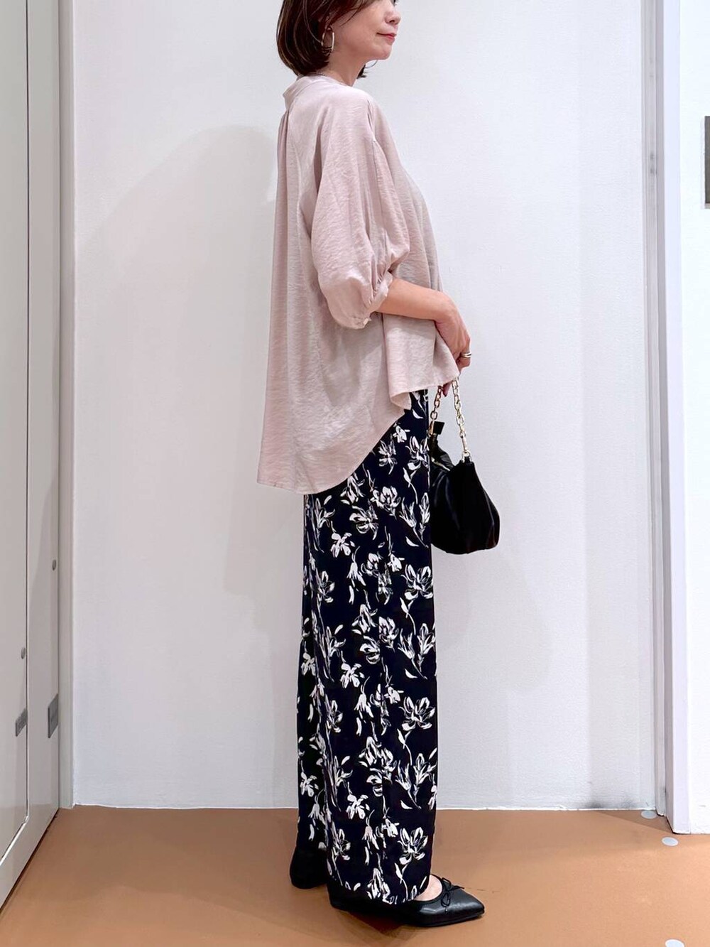 ベージュ系のシャツ/ブラウス、ブラック系のパンプス、ブルー系のその他パンツを着用したレディースの秋コーディネートの6枚目の写真