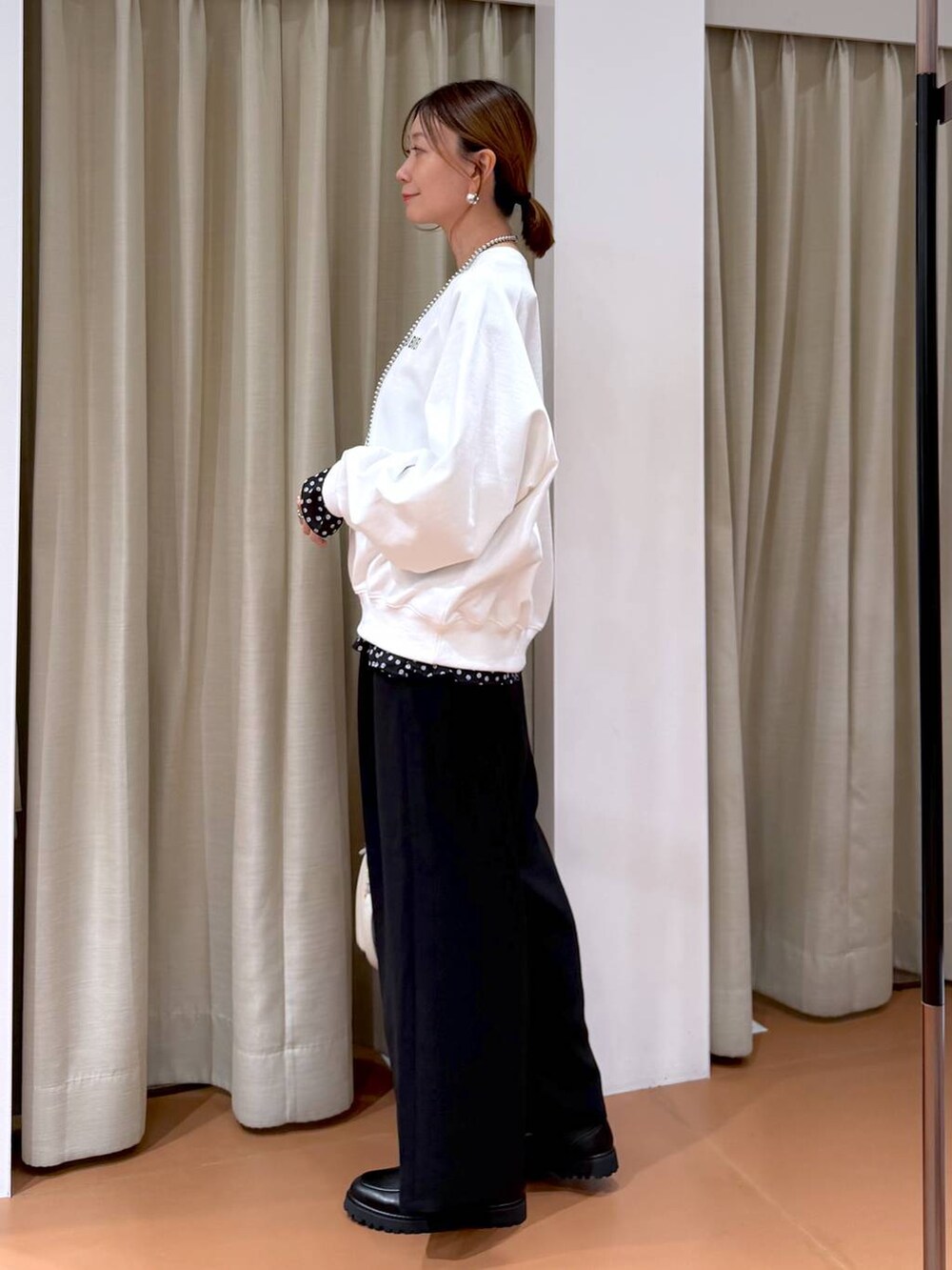 ホワイト系のハンドバッグ、ブラック系のローファー、ブラック系のシャツ/ブラウスを着用したレディースの冬コーディネートの5枚目の写真