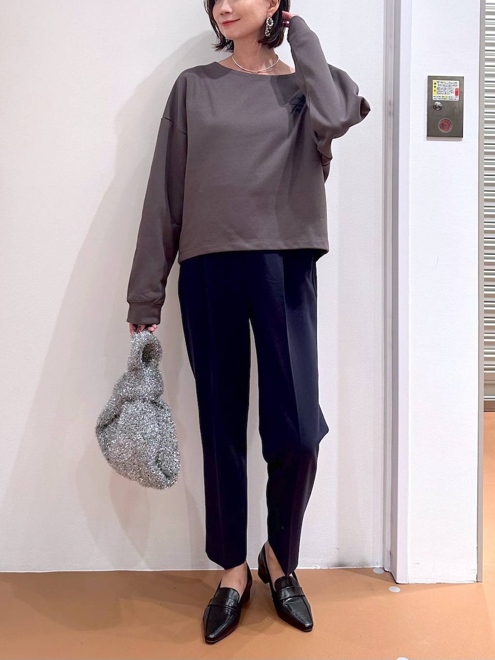 ブルー系のその他パンツ、ブラック系のローファー、シルバー系のハンドバッグを着用したレディースの秋コーディネートの5枚目の写真