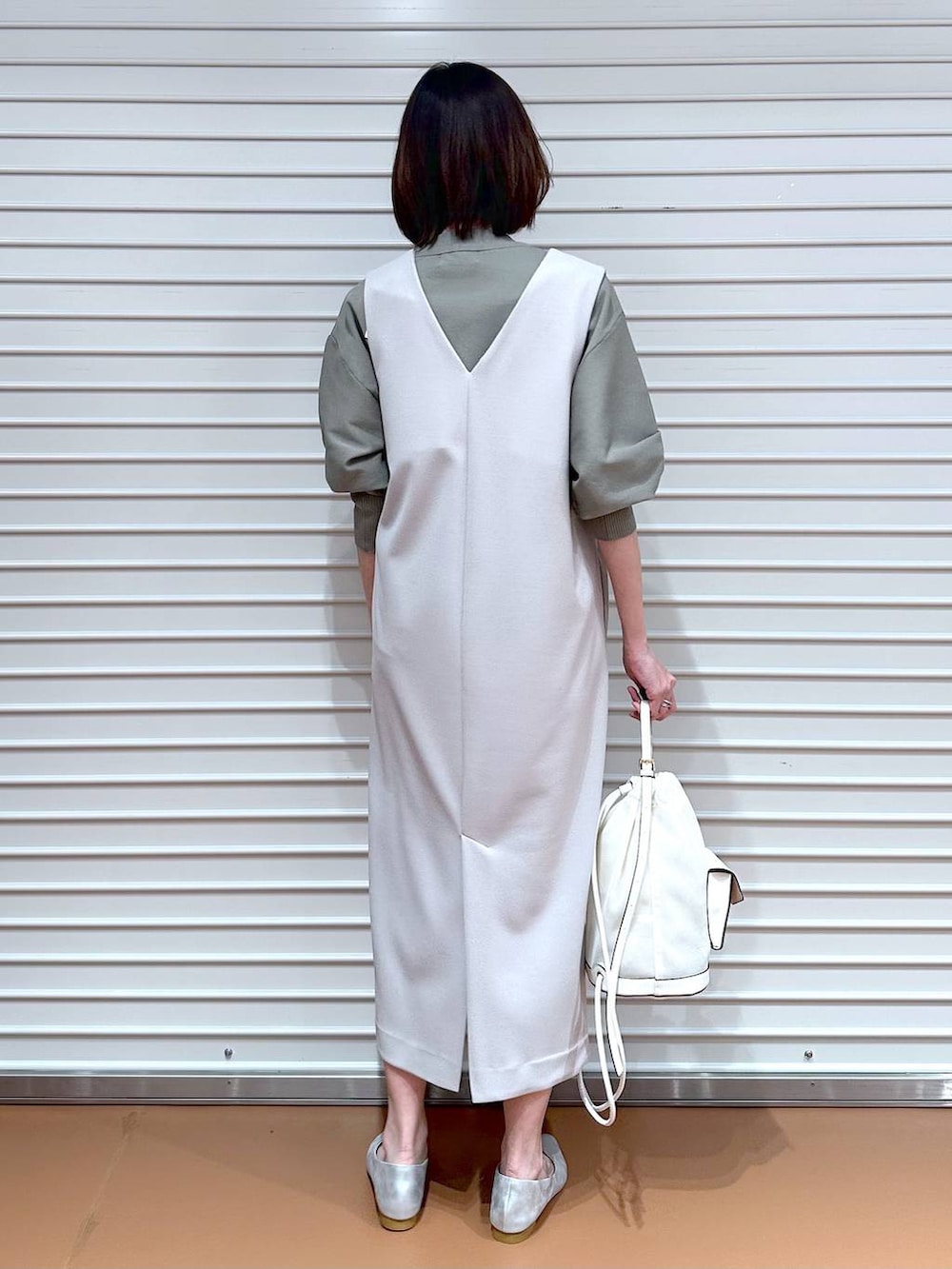 ベージュ系のジャンパースカート、ベージュ系のジャンパースカート、シルバー系のパンプスを着用したレディースの夏コーディネートの4枚目の写真