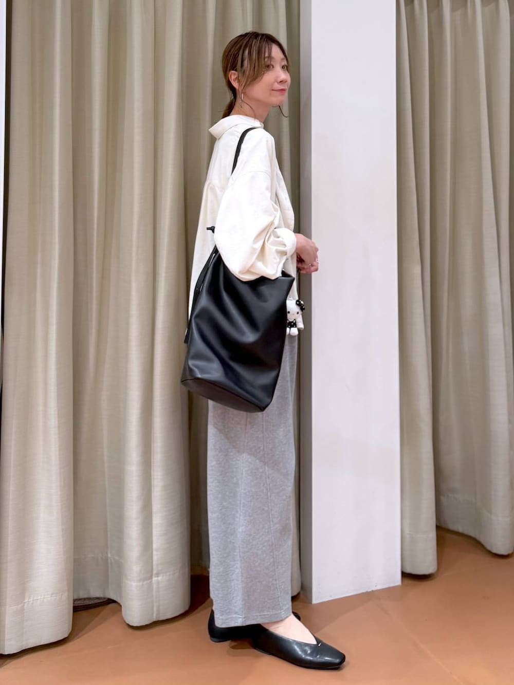 ブラック系のパンプス、グレー系のスウェットパンツ、ブラック系のトートバッグを着用したレディースの春コーディネートの5枚目の写真