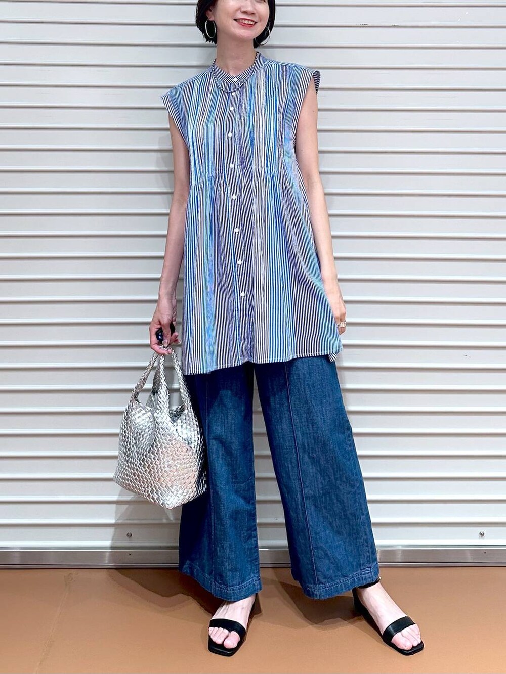 ブルー系のデニムパンツ、ブルー系のデニムパンツ、シルバー系のトートバッグを着用したレディースの夏コーディネートの5枚目の写真