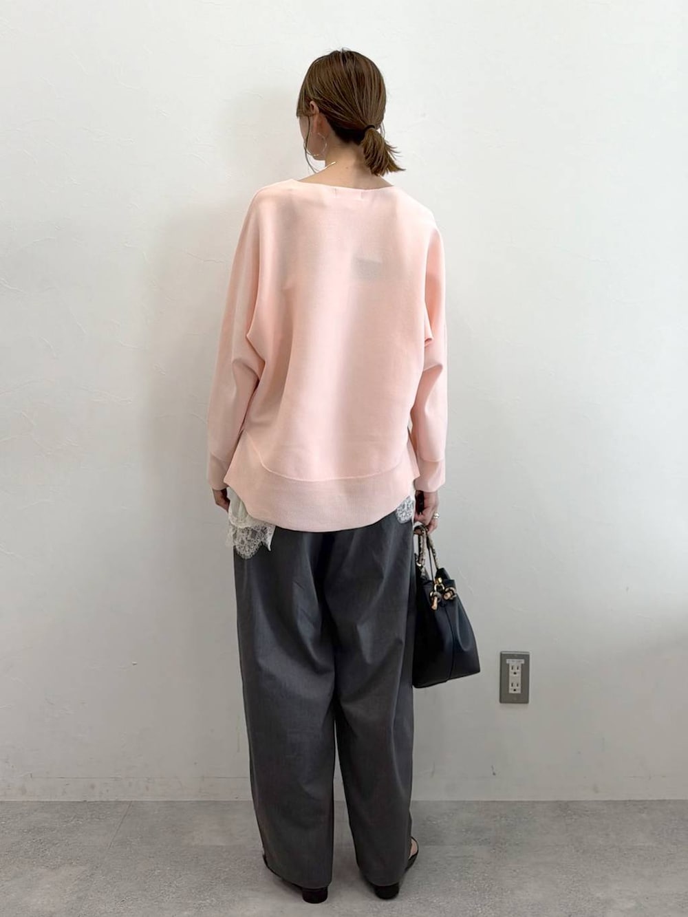 ホワイト系のキャミソール、グレー系のその他パンツ、ブラック系のハンドバッグを着用したレディースの春コーディネートの4枚目の写真