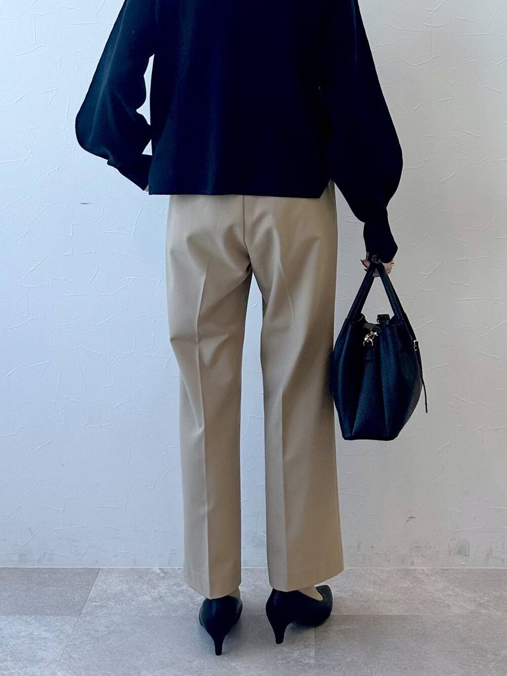 ベージュ系のその他パンツを着用したレディースの秋コーディネートの4枚目の写真