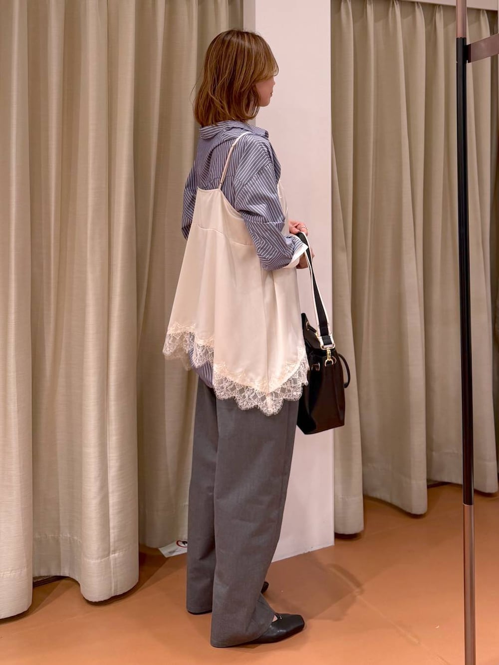 ブラック系のその他パンツ、ブラック系のパンプス、ホワイト系のキャミソールを着用したレディースの春コーディネートの7枚目の写真