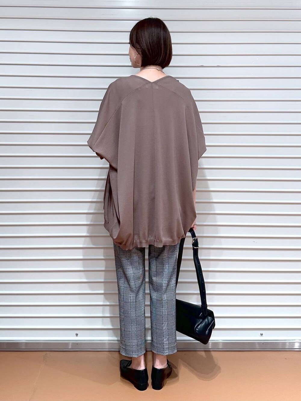 ブラウン系のカーディガン/ボレロ、ブラック系のその他パンツ、ブラウン系のタンクトップを着用したレディースの秋コーディネートの4枚目の写真