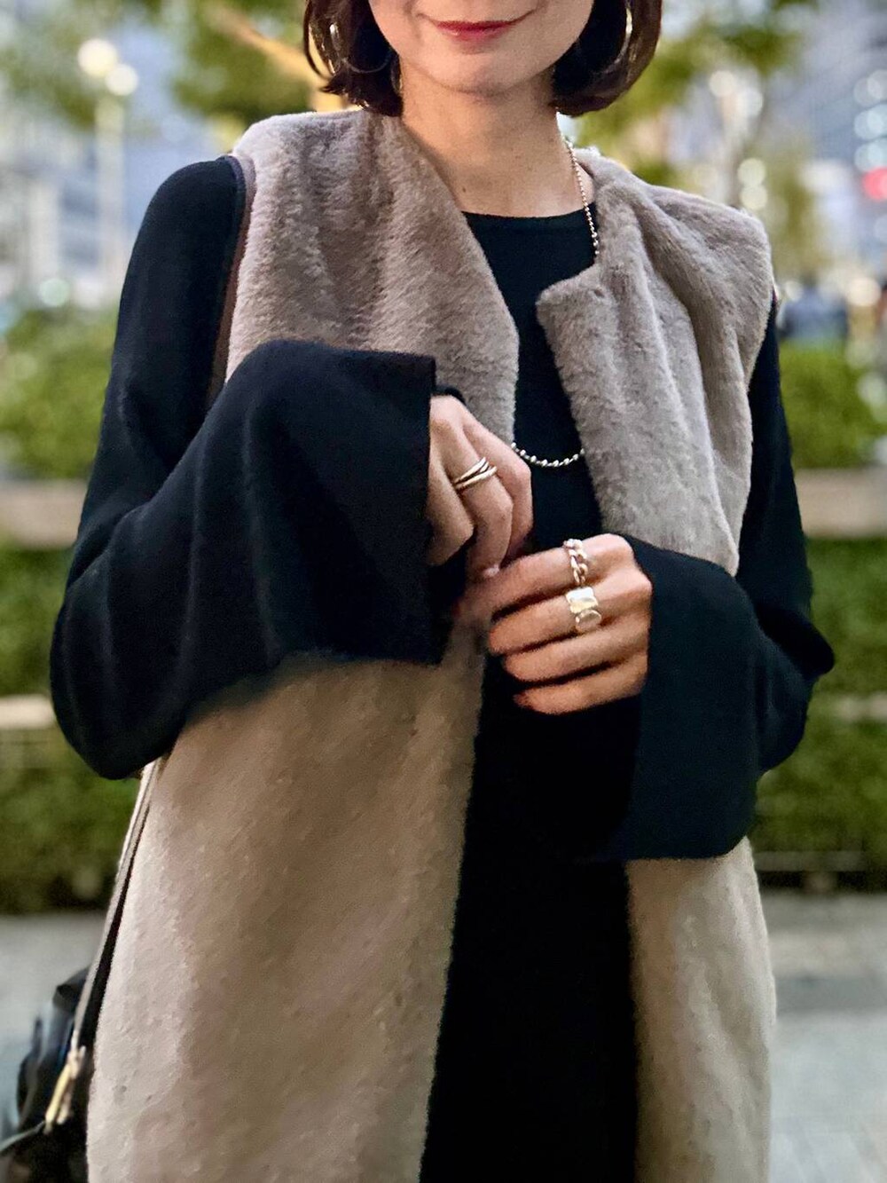 ブラック系のブーツ、ブラウン系のベスト、シルバー系のネックレスを着用したレディースの秋コーディネートの6枚目の写真