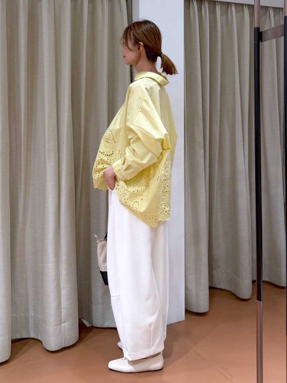 ホワイト系のパンプス、ホワイト系のその他パンツ、イエロー系のシャツ/ブラウスを着用したレディースの春コーディネートの5枚目の写真