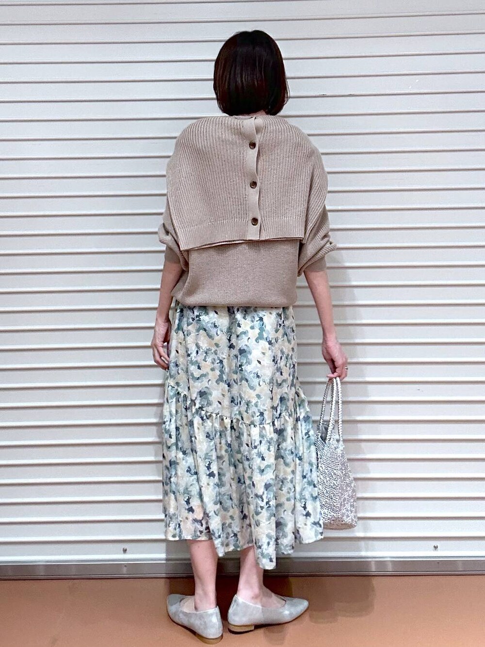 ベージュ系のニット/セーター、シルバー系のパンプス、ベージュ系のカーディガン/ボレロを着用したレディースの春コーディネートの5枚目の写真