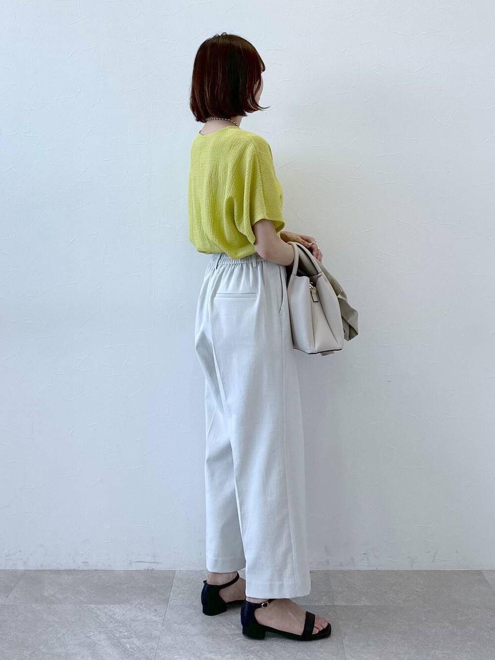 ベージュ系のその他アウター、グレー系のその他パンツ、ブラック系のサンダルを着用したレディースの夏コーディネートの6枚目の写真