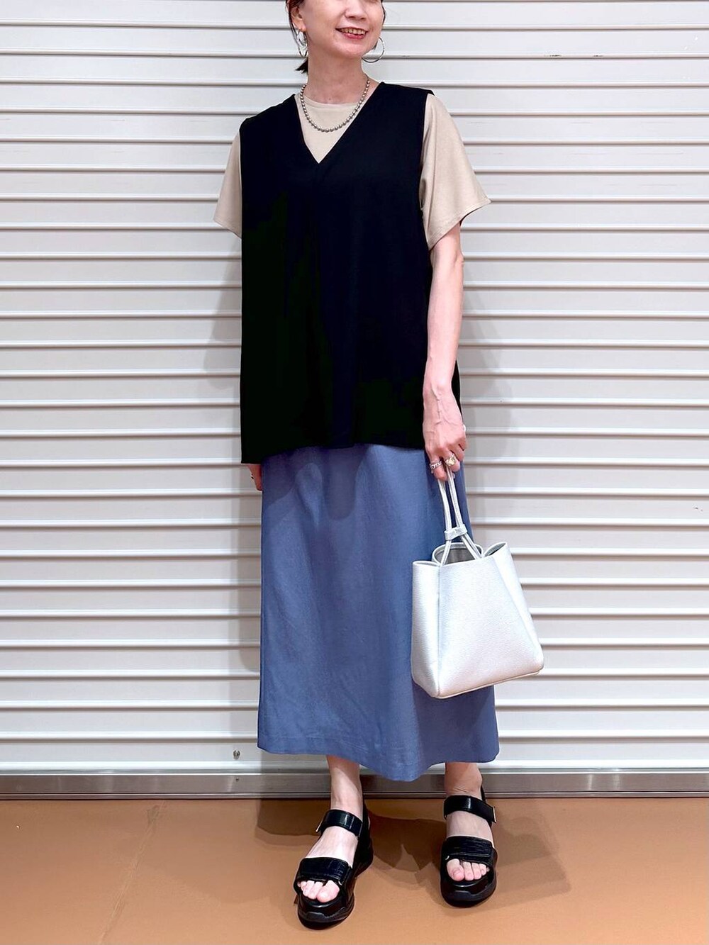 ブラック系のシャツ/ブラウス、ベージュ系のTシャツ/カットソー、ブラック系のサンダルを着用したレディースの夏コーディネートの5枚目の写真