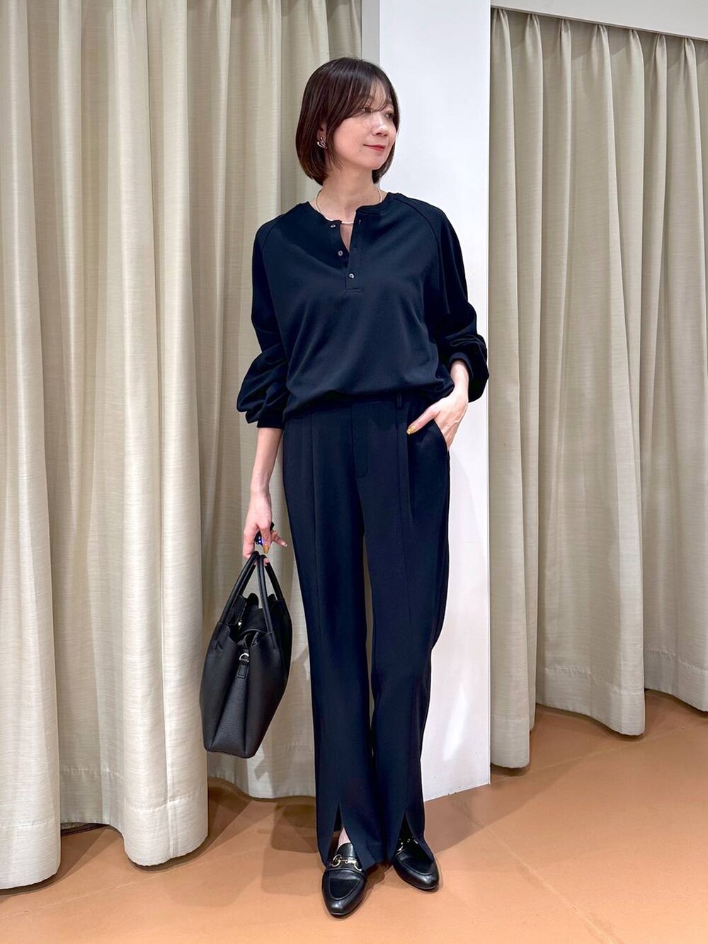 「高見え、フェミニン、きれいめ、Elura、休日コーデ、春コーデ、高身長、体型カバー、ゆったり、着痩せ・細見え、Over40スタッフ、大人カジュアル、セットアップ、ブラウス」｜「Eluraのビットローファー／242050（ローファー、ブラック系）」を使った、nami(Elura/ヤエチカ）さん（レディース・169cm）の冬コーディネートの2枚目の写真