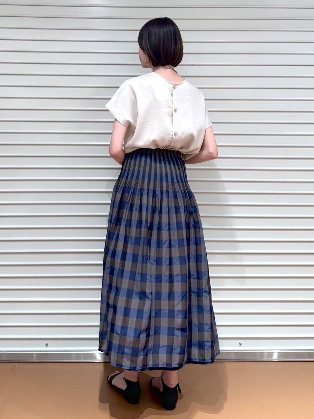 ベージュ系のシャツ/ブラウス、ブラウン系のスカート、ブラック系のサンダルを着用したレディースの夏コーディネートの4枚目の写真