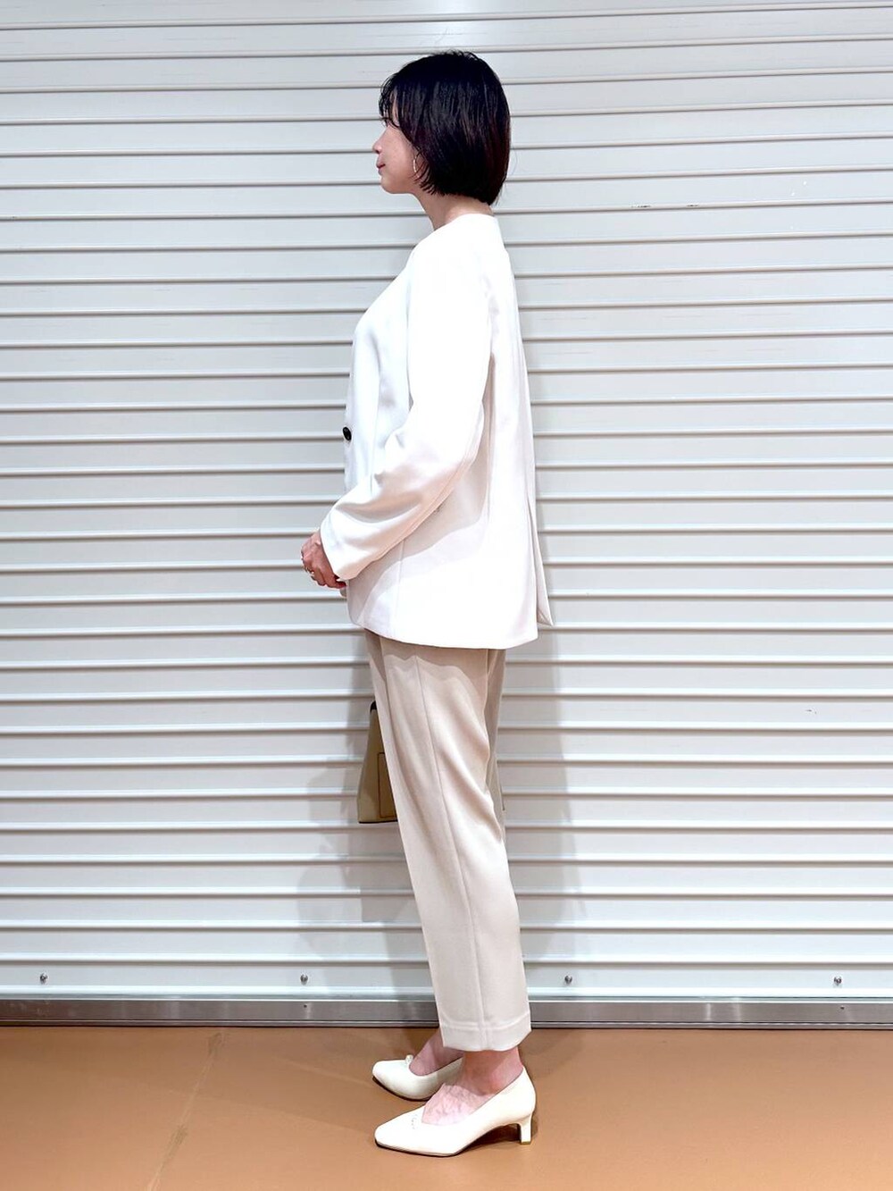 ベージュ系のその他パンツ、ベージュ系のその他パンツ、ベージュ系のノーカラージャケットを着用したレディースの冬コーディネートの2枚目の写真