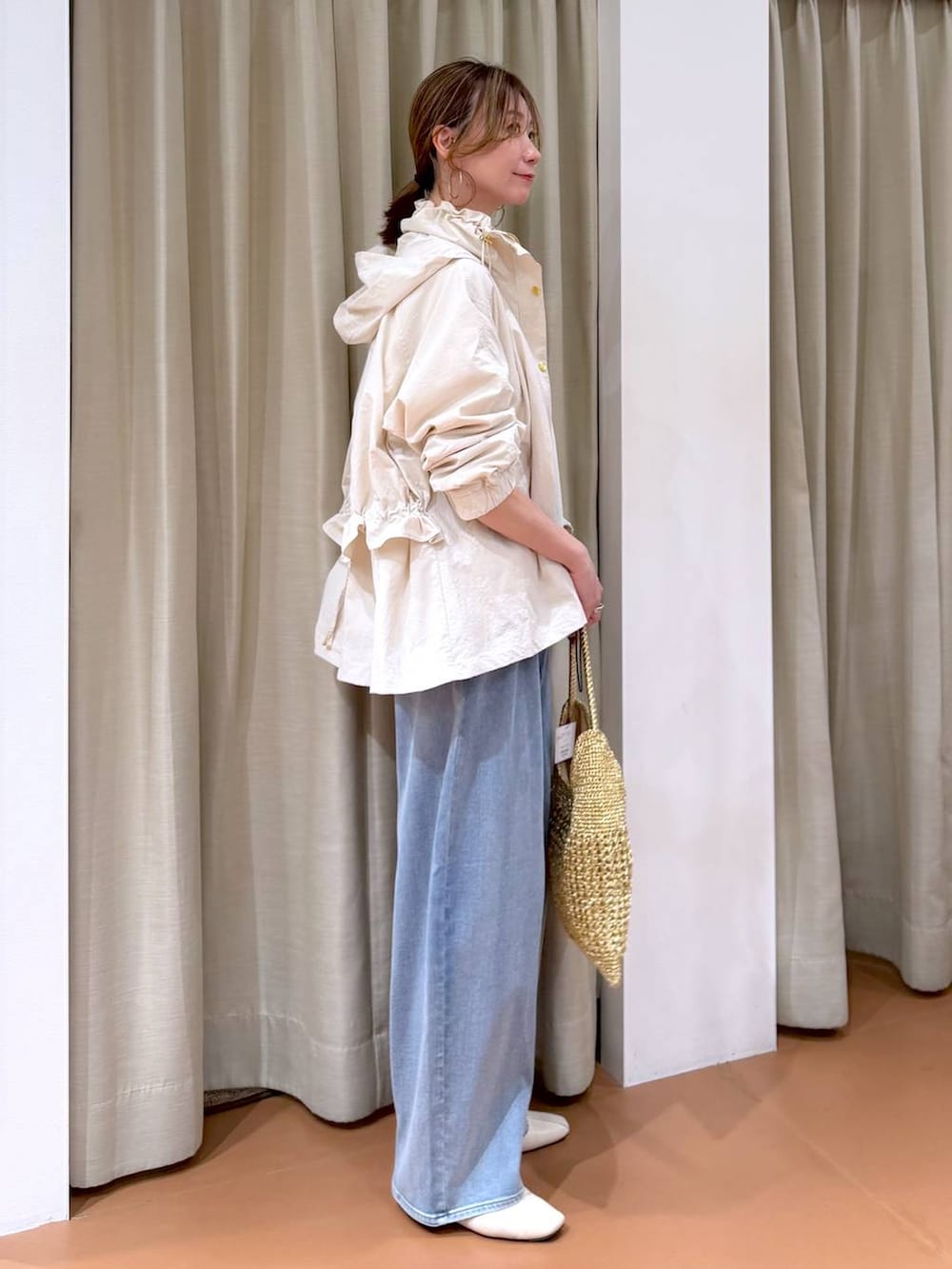 ホワイト系のパンプス、ブルー系のデニムパンツ、ホワイト系のマウンテンパーカーを着用したレディースの春コーディネートの5枚目の写真